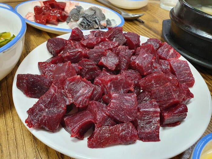 Thưởng thức Mungtigi – thịt bò sống Hàn Quốc