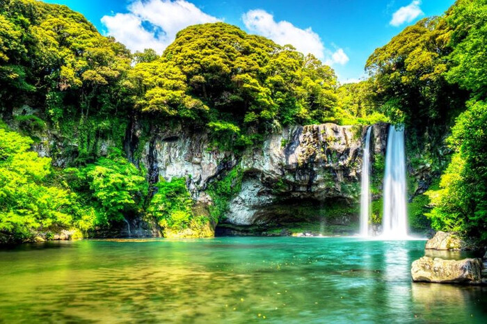 Thác nước Cheonjiyeon tuyệt đẹp