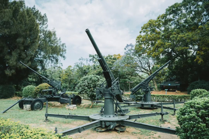 Khu vực pháo đài với những mô hình giống thật như lạc về thời chiến