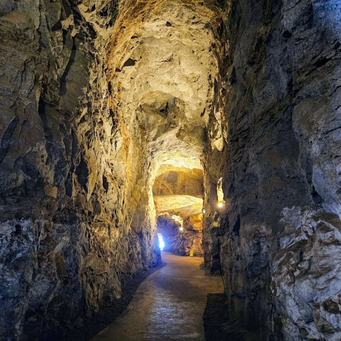 Cảm giác áp bức trong hầm tối sâu hun hút