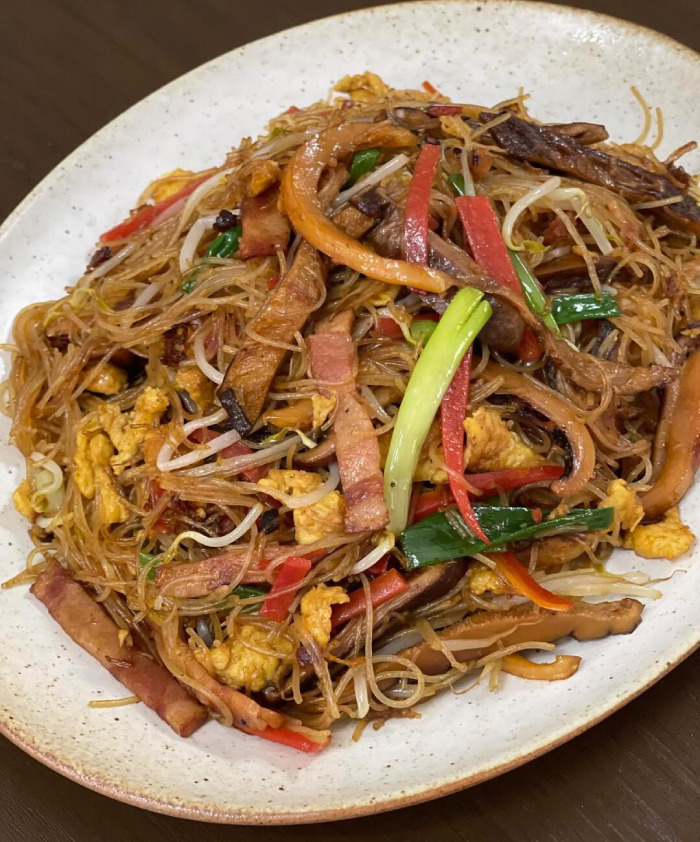 Món mì xào khô với phần nhân đẫy đà