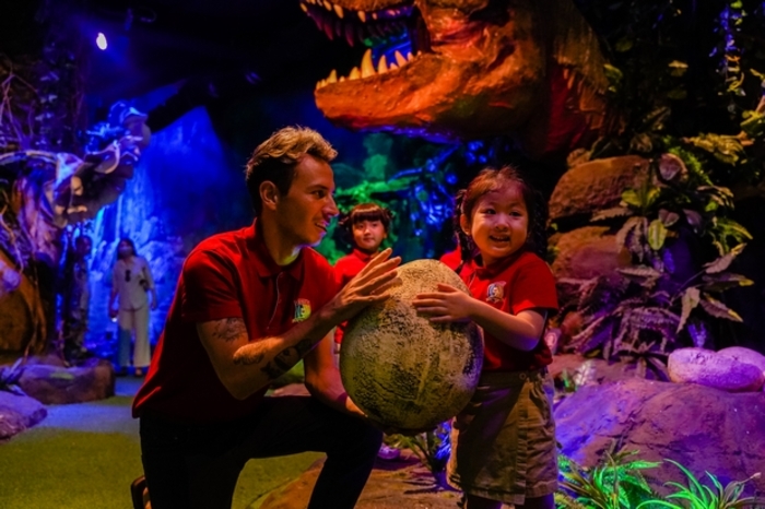 Nhận quà tại công viên khủng long JPark TP HCM