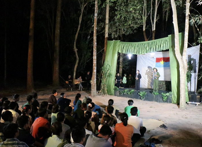 Địa đạo Bến Đình Củ Chi TP HCM - Tham gia tour đem xem biểu diễn