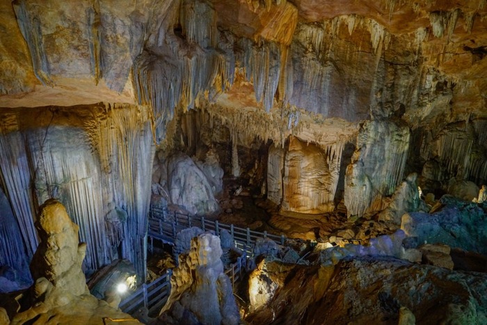 Du lịch vịnh Ngòi Hoa Hòa Bình Phú Thọ - Ghé thăm Động Hoa Tiên