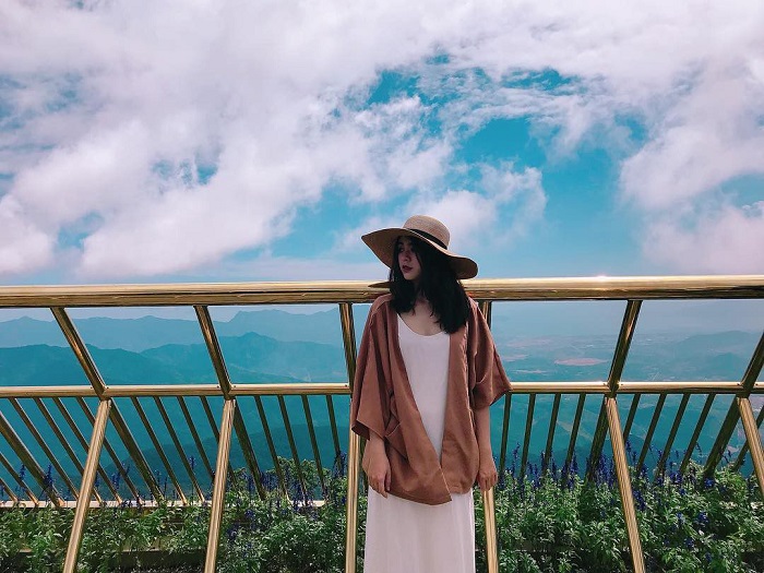 Check in Cầu Vàng nổi tiếng trên Bà Nà Hills gần Công viên Suối khoáng nóng Núi Thần Tài Đà Nẵng 
