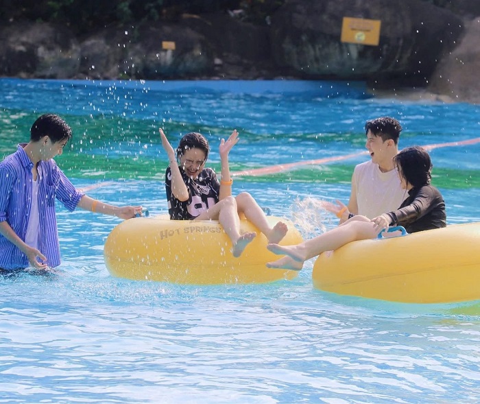 Đánh bay nắng hè tại Công viên Suối khoáng nóng Núi Thần Tài Đà Nẵng