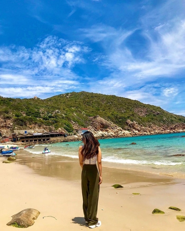tháng 7 nên đi du lịch ở đâu miền Trung Biển Cam Ranh xanh mướt, hoang sơ