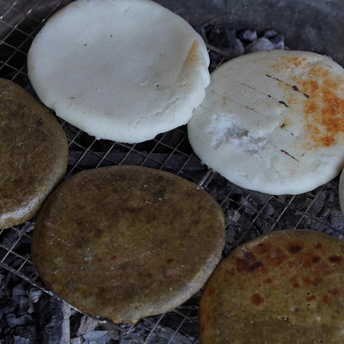 Bánh tam giác mạch Hà Giang được chế biến công phu