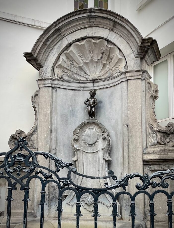 bức tượng đài Manneken Pis Bỉ tọa lạc giữa trung tâm thành phố Brussels