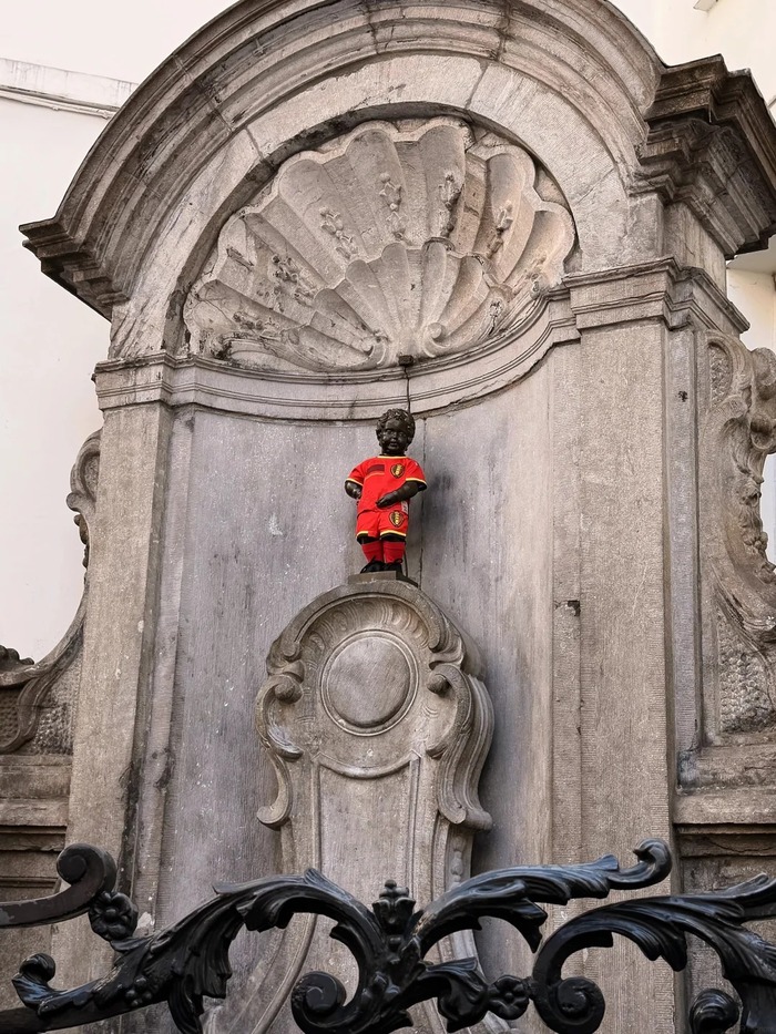  bức tượng đài Manneken Pis Bỉ thay đồ