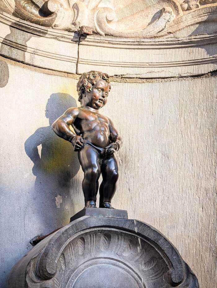 Những câu chuyện liên quan đến bức tượng đài Manneken Pis Bỉ là xe đạp