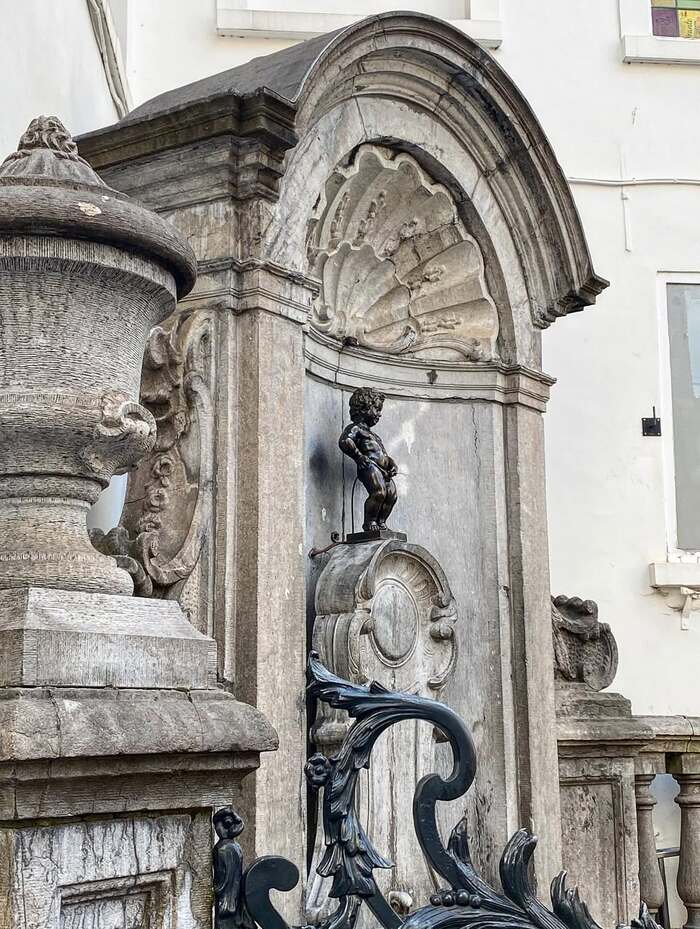 bức tượng đài Manneken Pis Bỉ tọa lạc giữa trung tâm thành phố Brussels