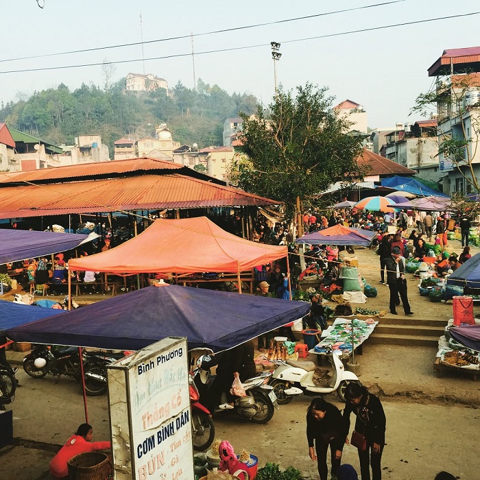 Chợ phiên Bắc Hà là một trong các chợ phiên nổi tiếng ở Lào Cai bán đa dạng mặt hàng