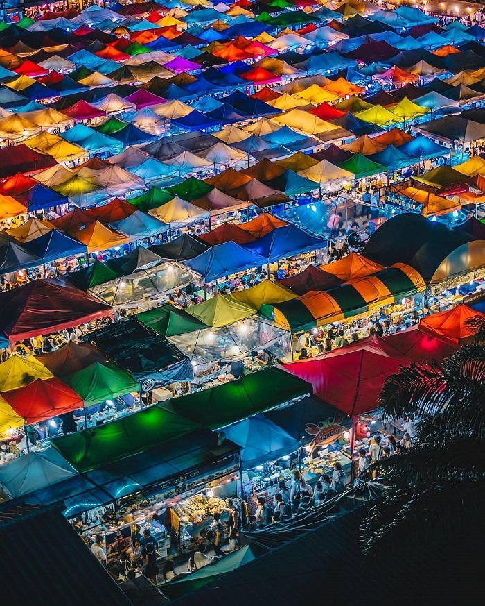 Chợ đêm Talad Rod Fai Thái Lan là khu chợ đêm rất nổi tiếng