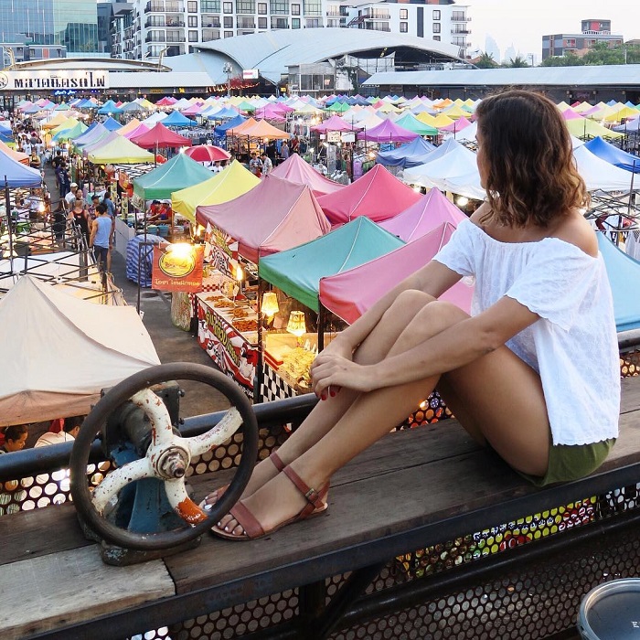 Chợ đêm Talad Rod Fai Thái Lan bán đủ các mặt hàng