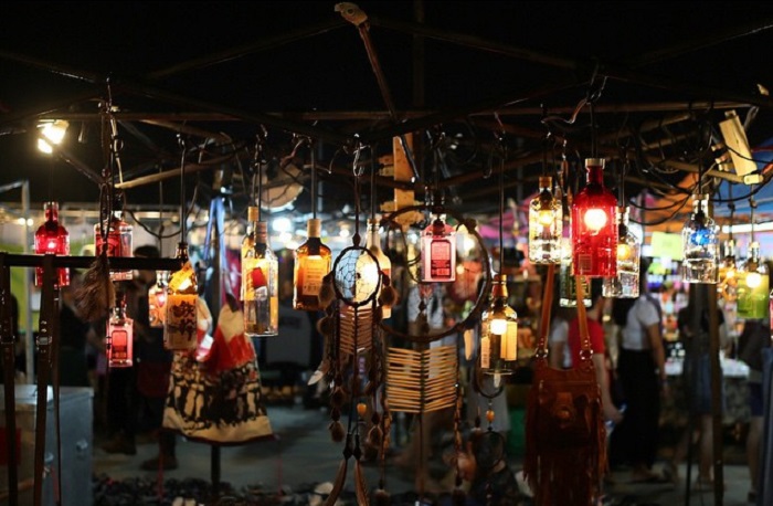Chợ đêm Talad Rod Fai Thái Lan mang đến rất nhiều mặt hàng độc đáo 