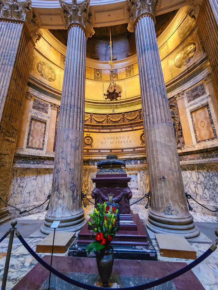 viếng các lăng mộ bên trong đền thờ Pantheon Ý 