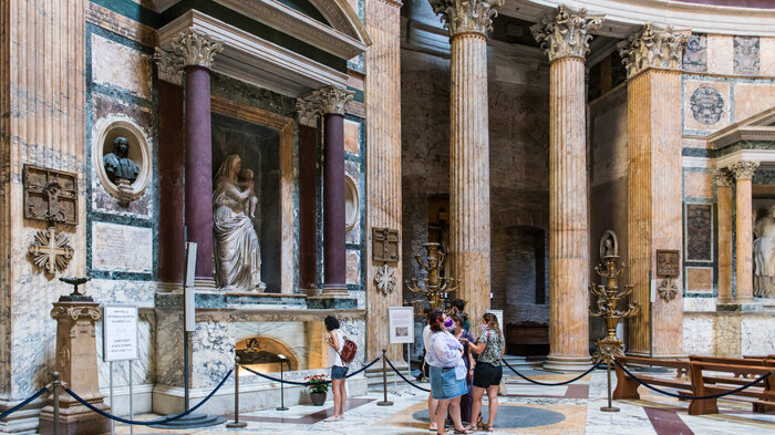 viếng các lăng mộ bên trong đền thờ Pantheon Ý 