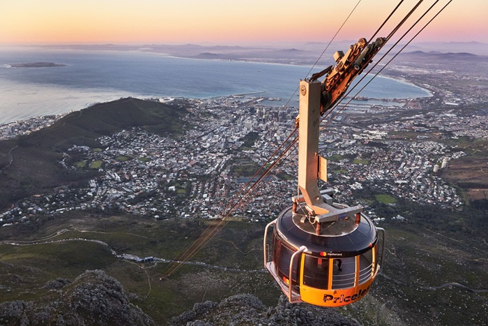 Trải nghiệm cáp treo ở núi Bàn Cape Town - Ảnh: SmartRealtors