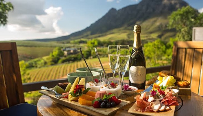 Nhâm nhi rượu vang ở Cape Winelands - Ảnh: African Travel Canvas