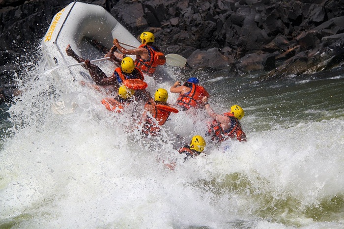 Du khách trải nghiệm chèo thác, vượt qua những ghềnh nước ngoạn mục - Ảnh: Tripadvisor