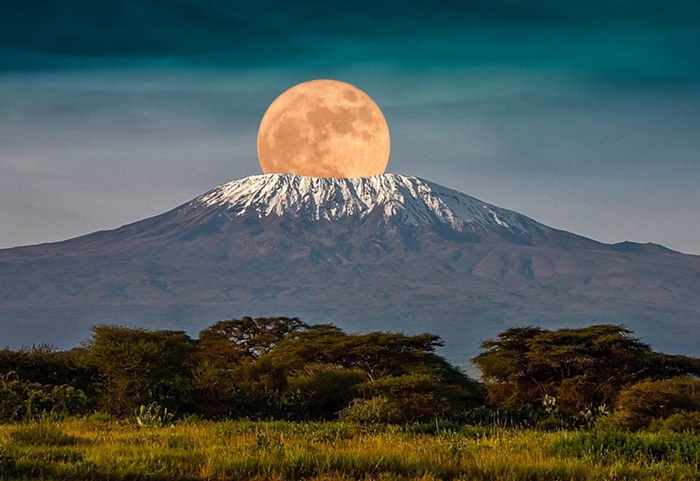 Đỉnh núi Kilimanjaro tuyết phủ trắng xóa quanh năm - Ảnh: Viettourist