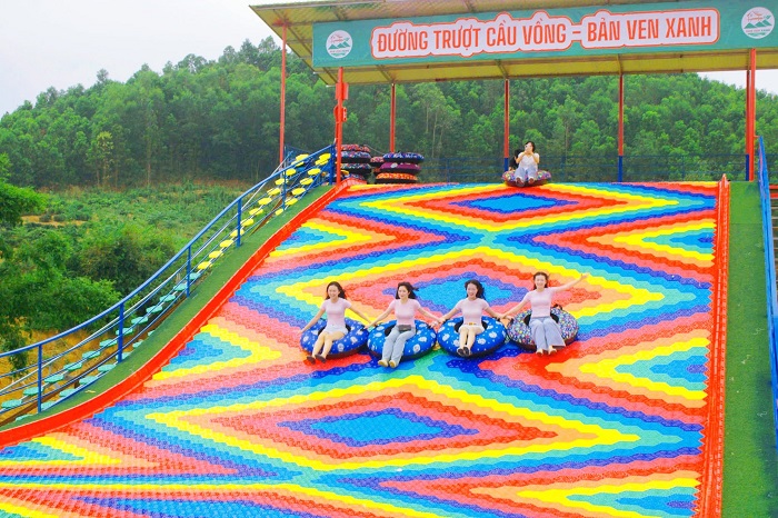 Các bạn trẻ tha hồi vui chơi tại khu du lịch sinh thái ở Bắc Giang