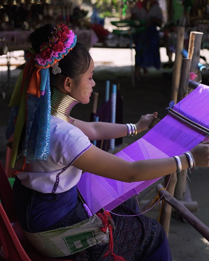 Kinh nghiệm đi Long Neck Village - Phụ nữ vẫn làm các công việc truyền thống