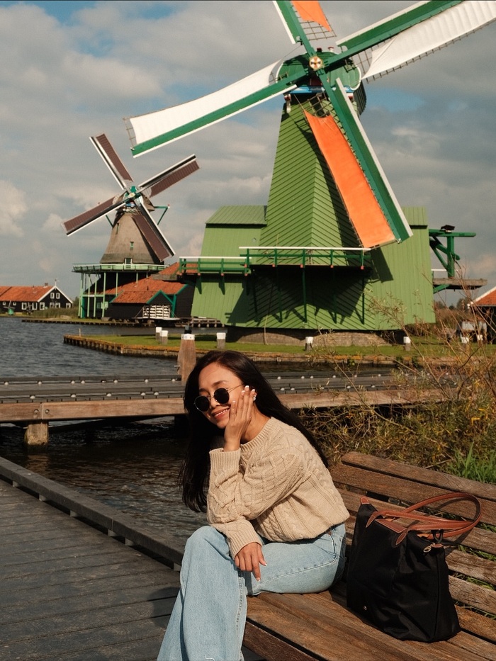 nagwsm nhìn các cối xay gió khổng lồ ở làng Zaanse Schans Hà Lan
