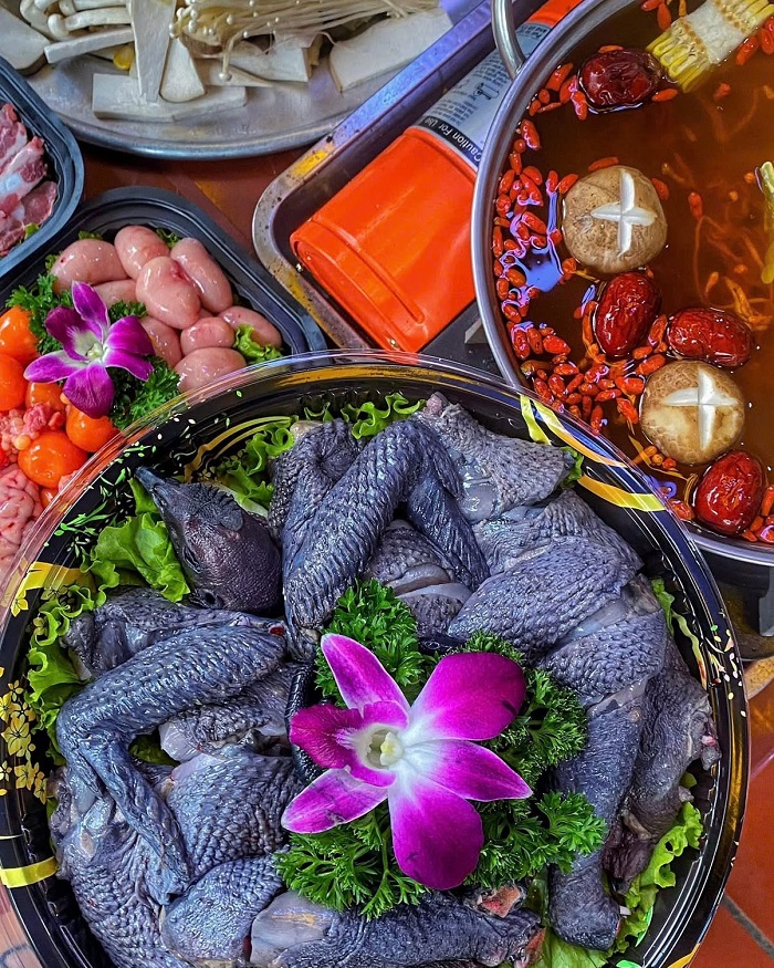 Lẩu gà đen Tây Bắc kết hợp thêm các loại thảo quả tuyệt ngon