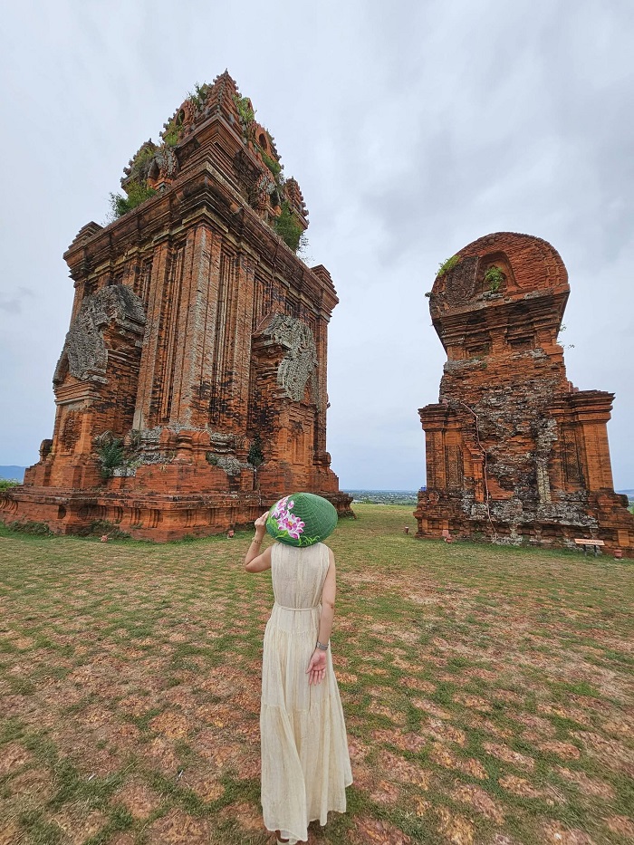 mặc gì khi đi du lịch Quy Nhơn để chụp ảnh đẹp có thể mang theo phụ kiện để bức ảnh thêm sống động