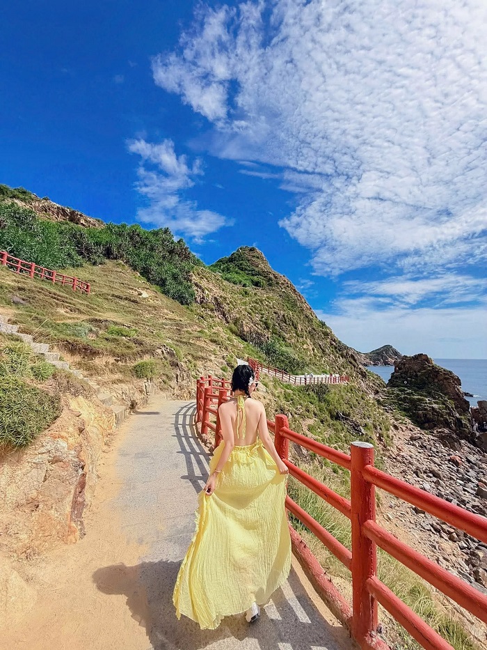 Mặc gì khi đi du lịch Quy Nhơn để chụp ảnh đẹp phải nói tới váy gam màu sáng