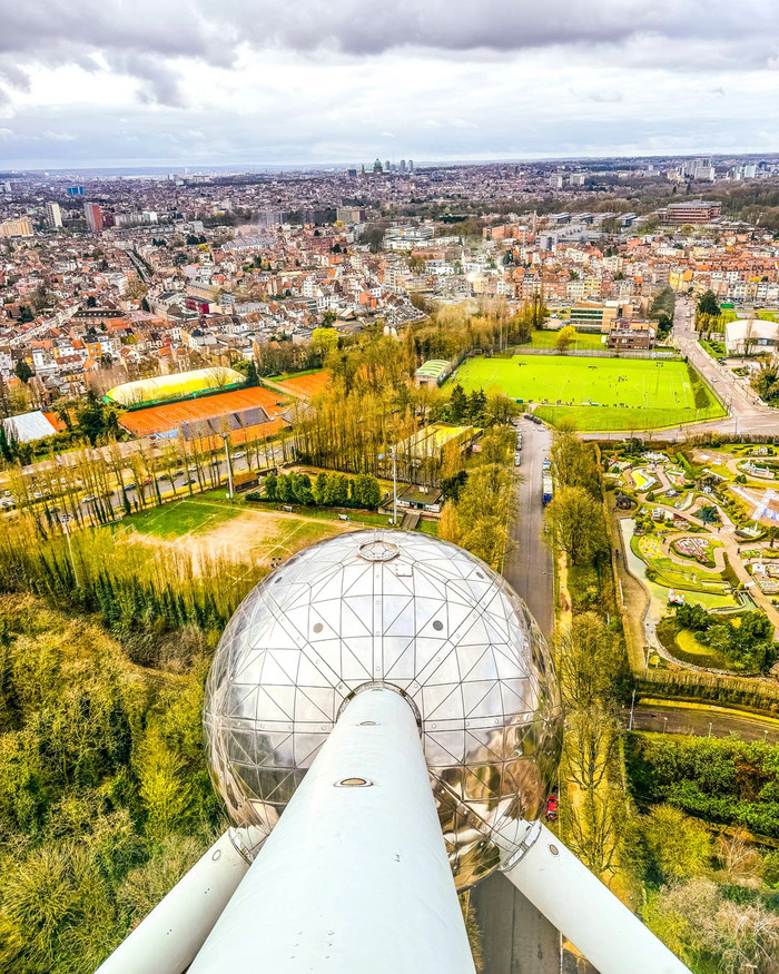 đi thang máy lên đỉnh mô hình phân tử Atomium Bỉ