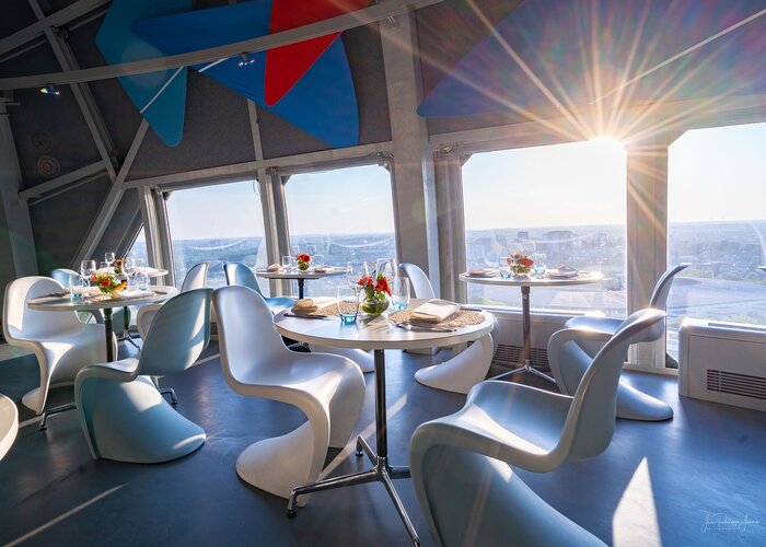 nhà hàng tại mô hình phân tử Atomium Bỉ 