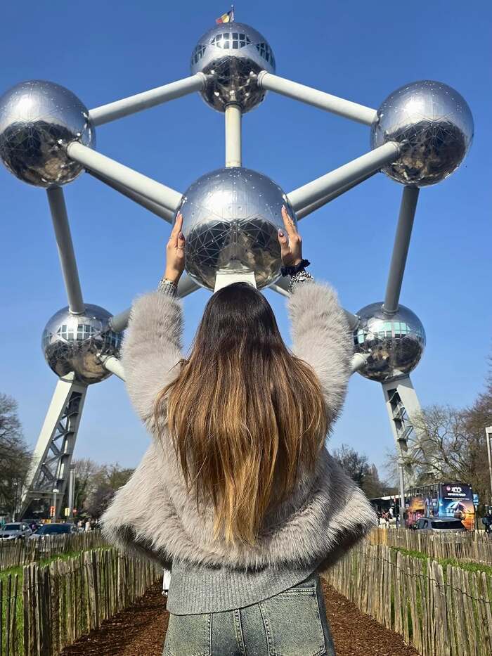 nên đến tham quan mô hình phân tử Atomium Bỉ vào ngày đẹp trời