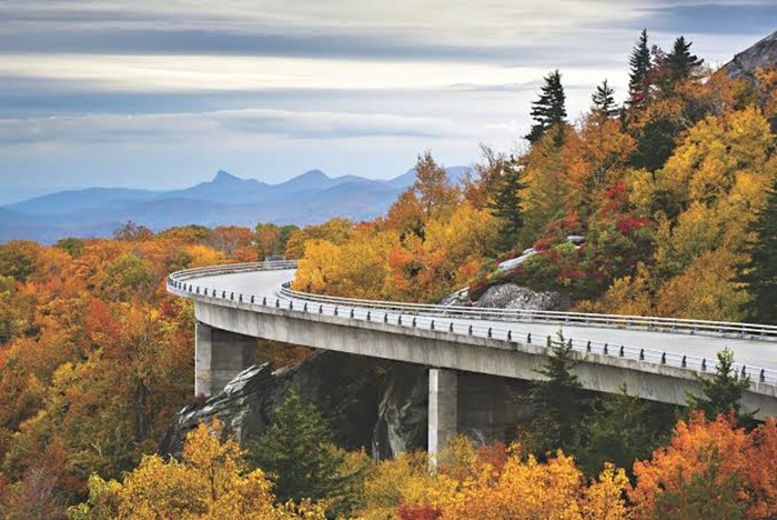 Chinh phục cung đường Blue Ridge Parkway - Ảnh: Blue Ridge Outdoors Magazine