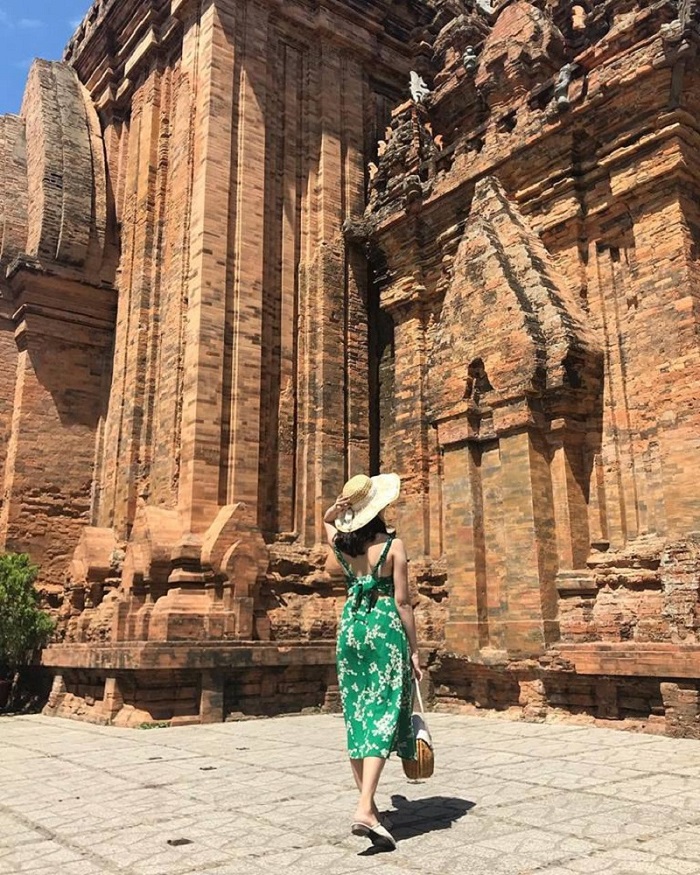 Tháp bà Ponagar với kiến trúc Chăm Pa điển hình Nên đi du lịch Nha Trang hay Quy Nhơn? 
