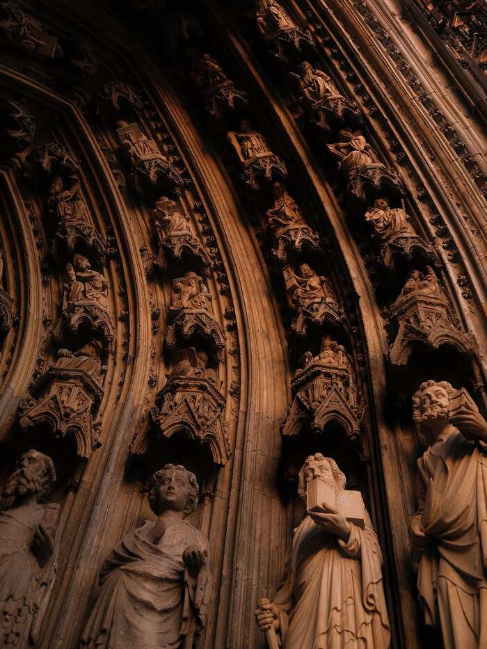 chiêm ngưỡng kiến trúc Gothic của nhà thờ lớn Dom Đức 