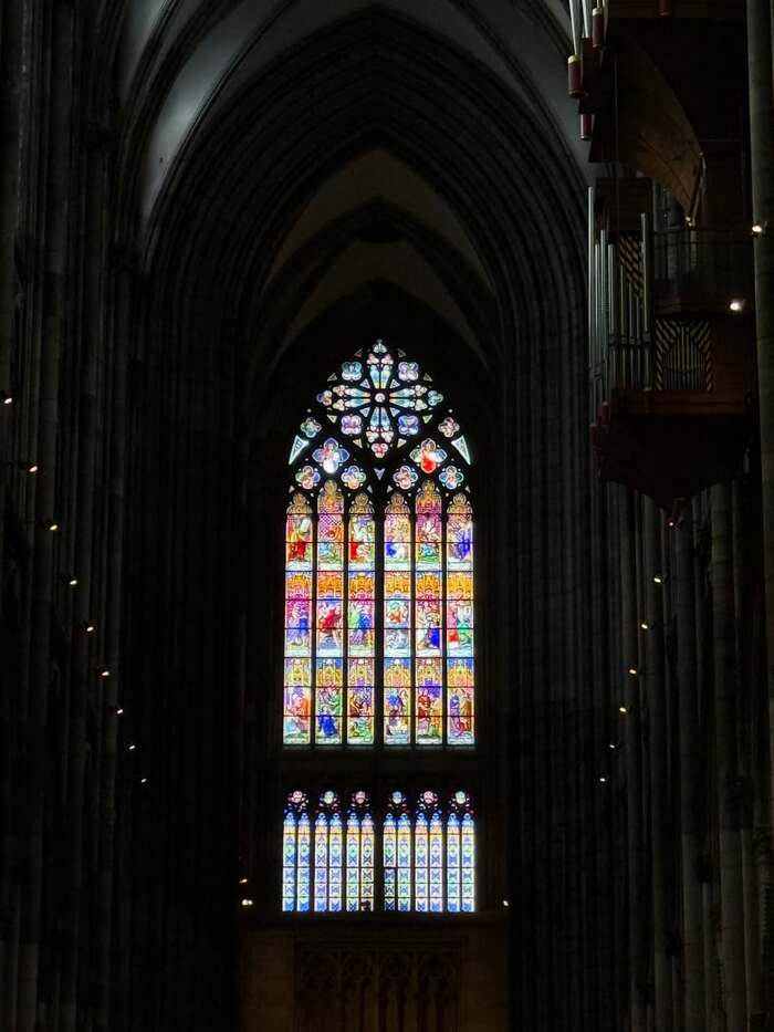 chiêm ngưỡng kiến trúc Gothic của nhà thờ lớn Dom Đức 