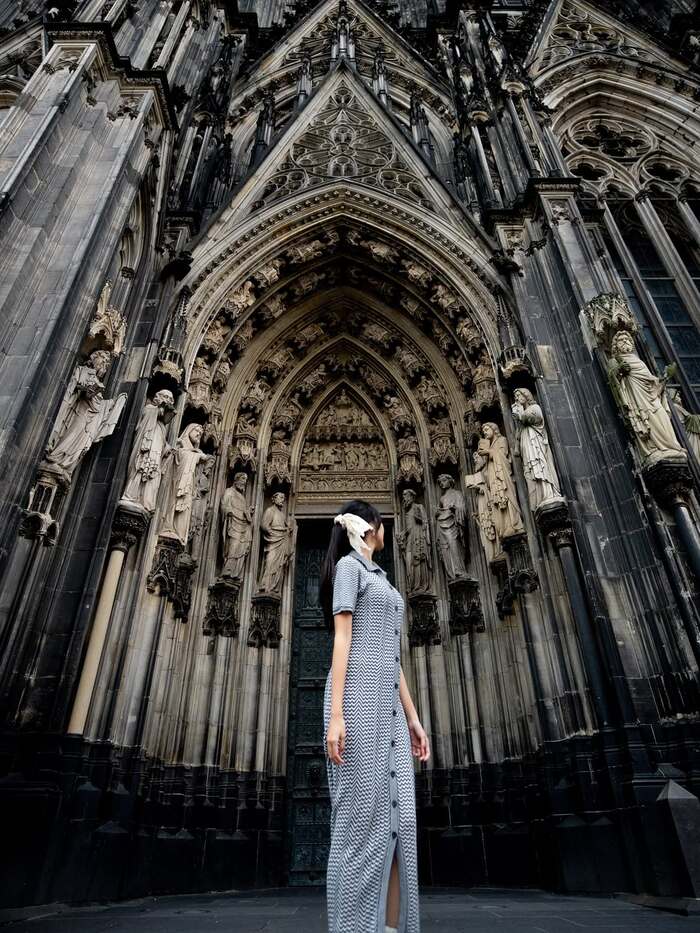 chiêm ngưỡng kiến trúc Gothic của nhà thờ lớn Dom Đức 