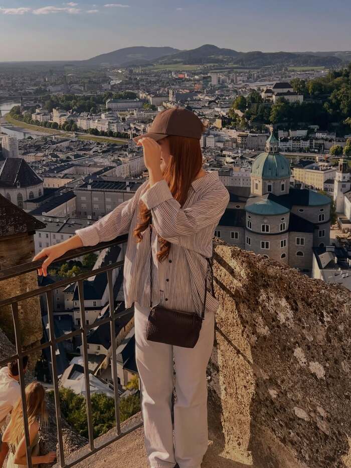 Chiêm ngưỡng thành phố từ pháo đài Hohensalzburg Áo