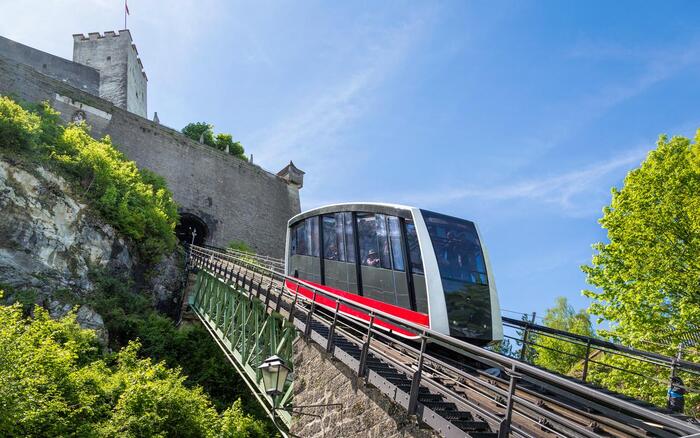 Phương tiện di chuyển đến pháo đài Hohensalzburg Áo là tàu leo núi