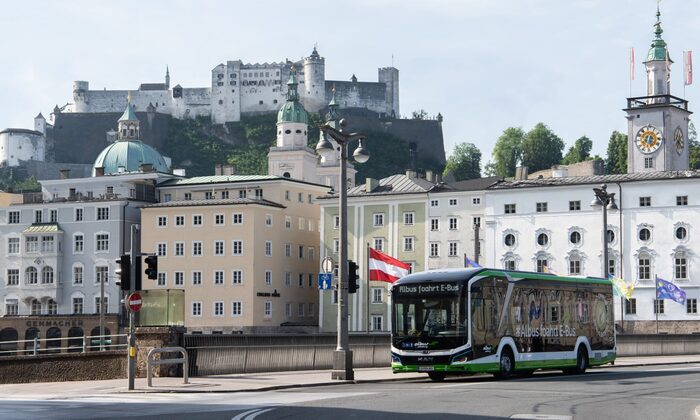 Phương tiện di chuyển đến pháo đài Hohensalzburg Áo là xe bus