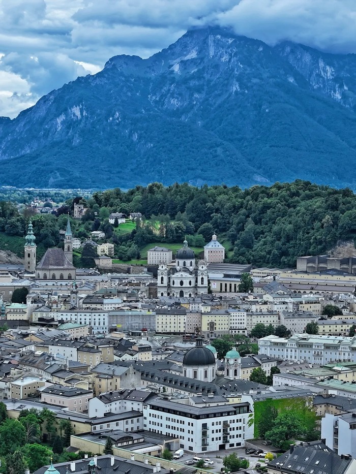 Chiêm ngưỡng thành phố từ pháo đài Hohensalzburg Áo