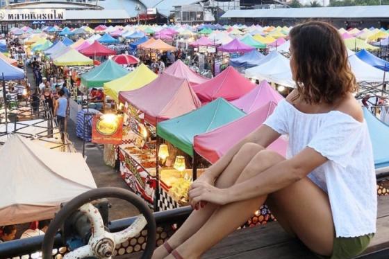 Mua sạch ví ở chợ đêm Talad Rod Fai Thái Lan