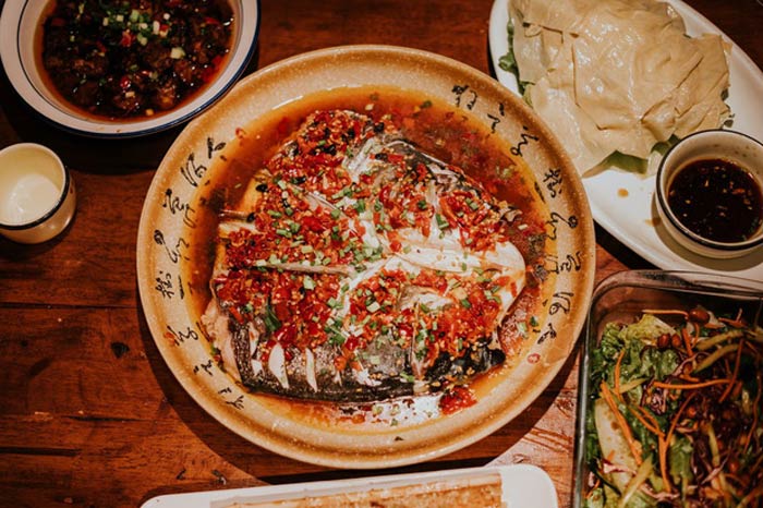 Ở Trung Quốc, ăn hết đồ trong nghĩa có thể được chủ nhà hiểu là khách vẫn còn đang đói.