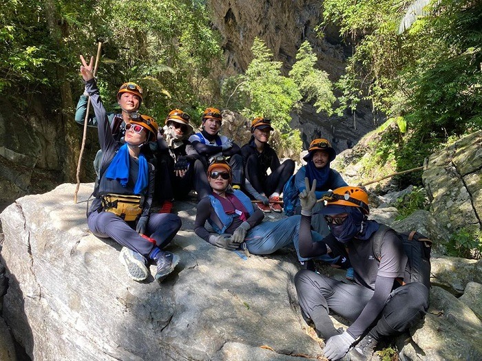 Phương Linh cùng Uyên Linh và Quốc Thiên cùng nhau đi trekking Quảng Bình 