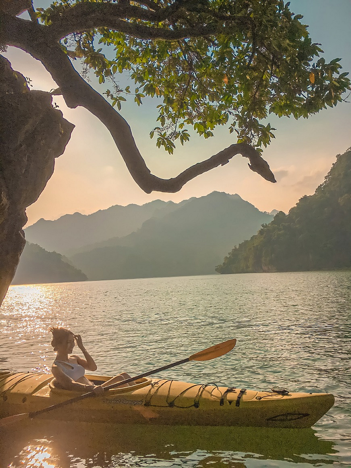 Early in the morning, when the mist still covers the path, the lake has a mysterious beauty. Photo: dulichhobabe.