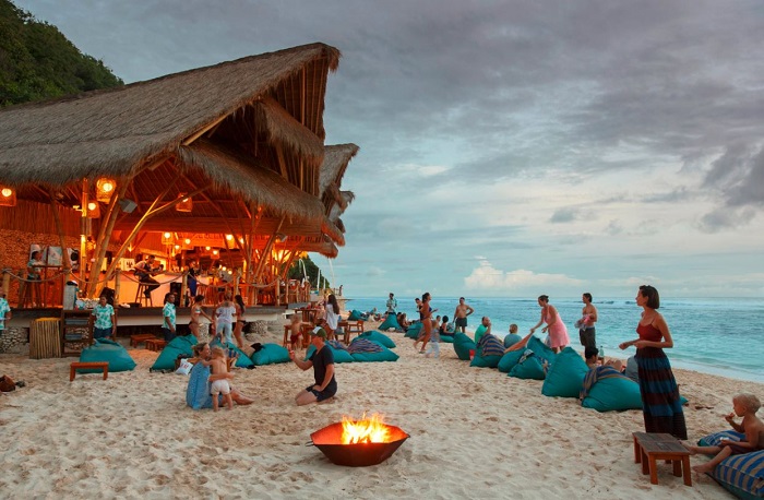 câu lạc bộ bãi biển ở Bali Sunday Beach Club