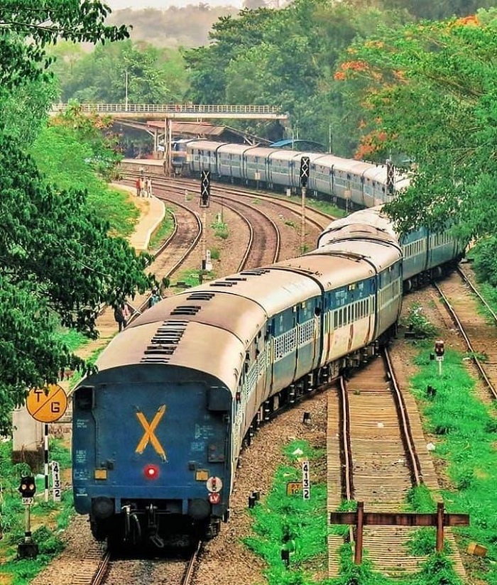 di chuyển bằng tàu hỏa khi du lịch Mumbai